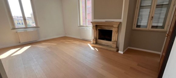 4 bedrooms Apartment in Modena, Italy No. 353649 3