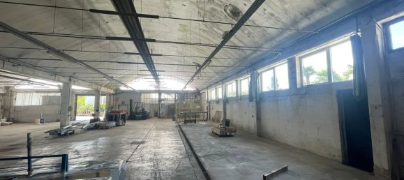1020m² Warehouse in Pordenone, Italy No. 261363 6