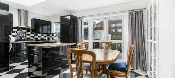 5 bedrooms House in Cockfosters, United Kingdom No. 6636 8