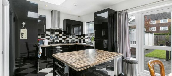 5 bedrooms House in Cockfosters, United Kingdom No. 6636 9