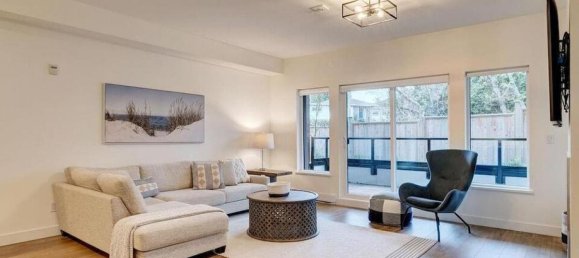 2 bedrooms Condo in British Columbia, Canada No. 1336 3