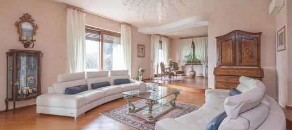 7 rooms Villa in Moncalieri, Italy No. 150199 2