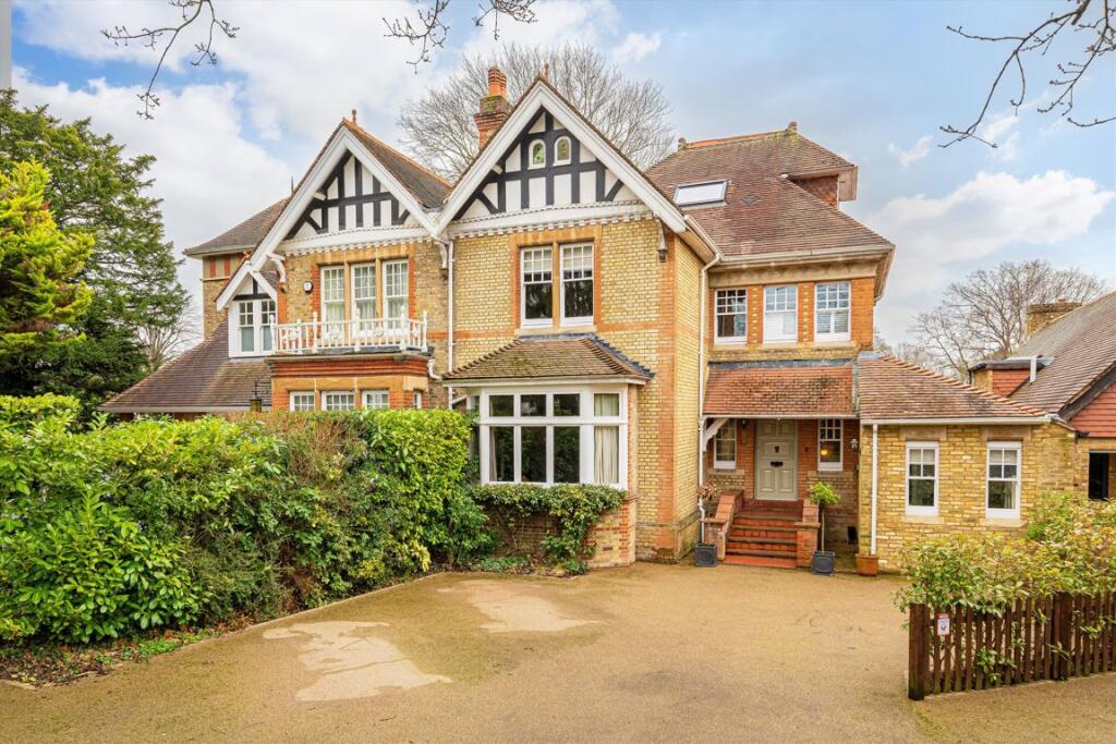 5 bedrooms House in Surbiton, United Kingdom No. 10206