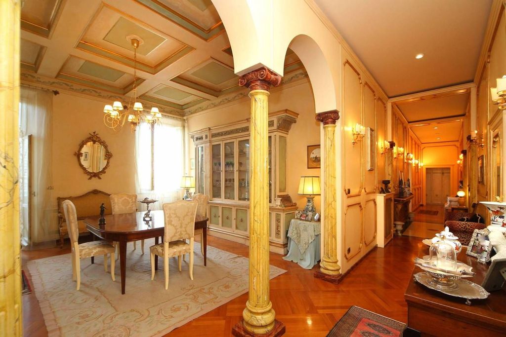 5 bedrooms Apartment in Livorno, Italy No. 220526