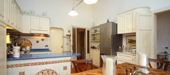 5 bedrooms Apartment in Livorno, Italy No. 220526 16