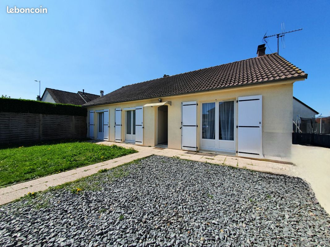 Casa de 3 dormitorios en Auneau, France No. 57783