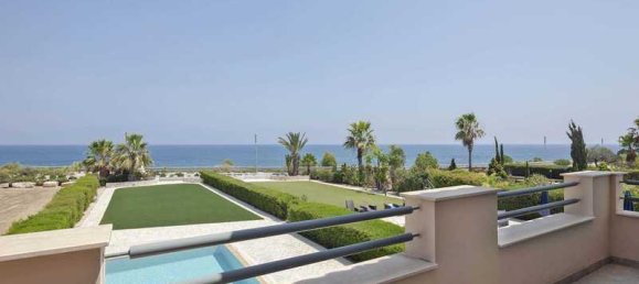 5 bedrooms House in Pervolia, Cyprus No. 10779 3