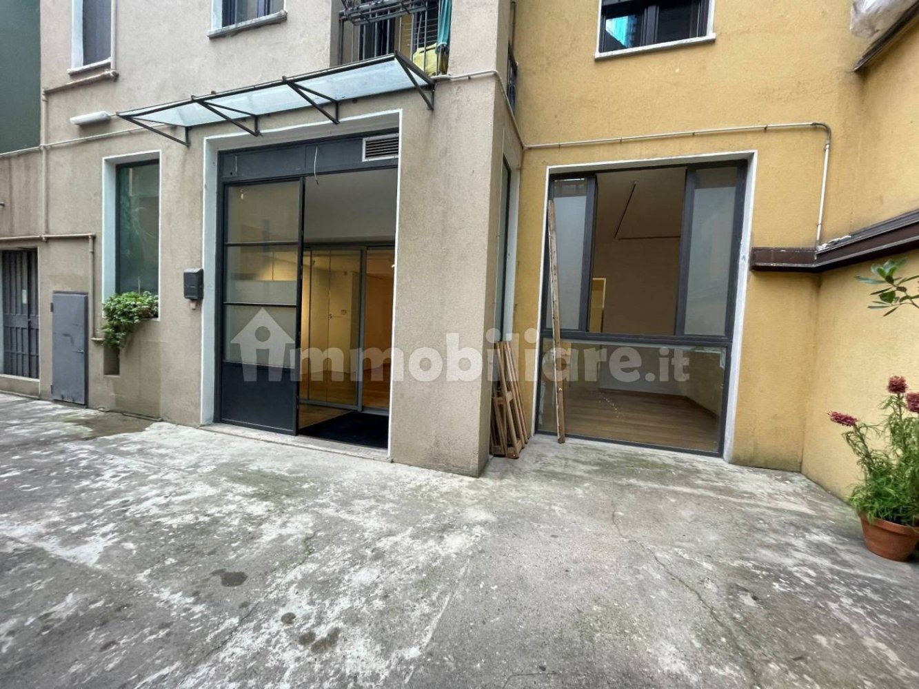 5-salle Bureau à Milan, Italy No. 248902