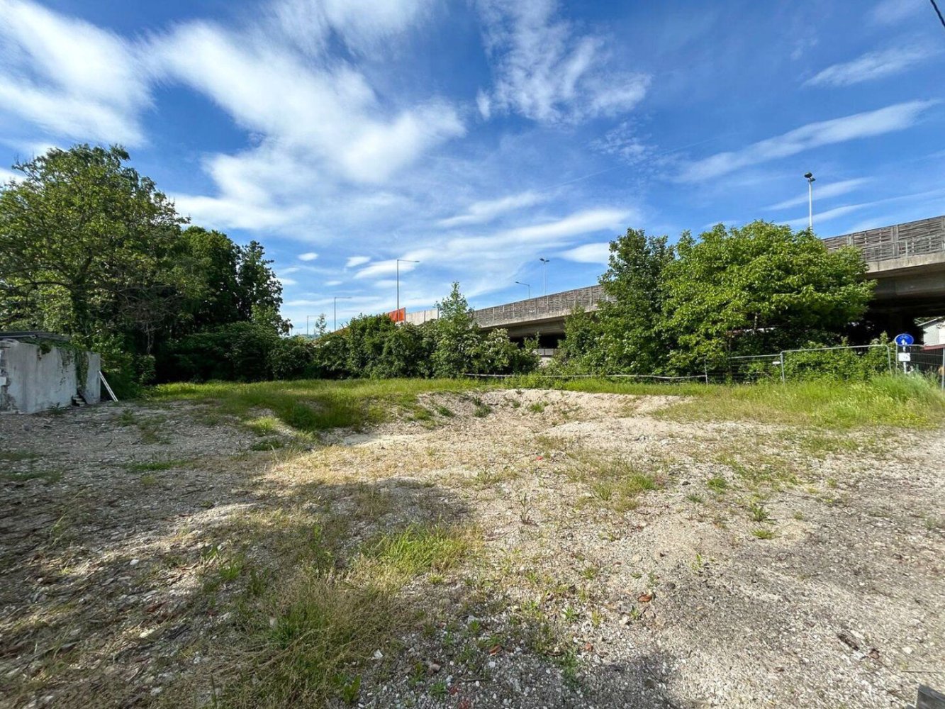 Terreno en Linz, Austria No. 130648