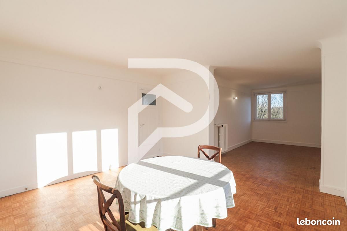 Apartamento de 3 dormitorios en Clamart, France No. 170480