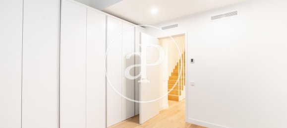 2 غرف نوم منزل ذو طابقين في Eixample, Spain رقم 127796 3