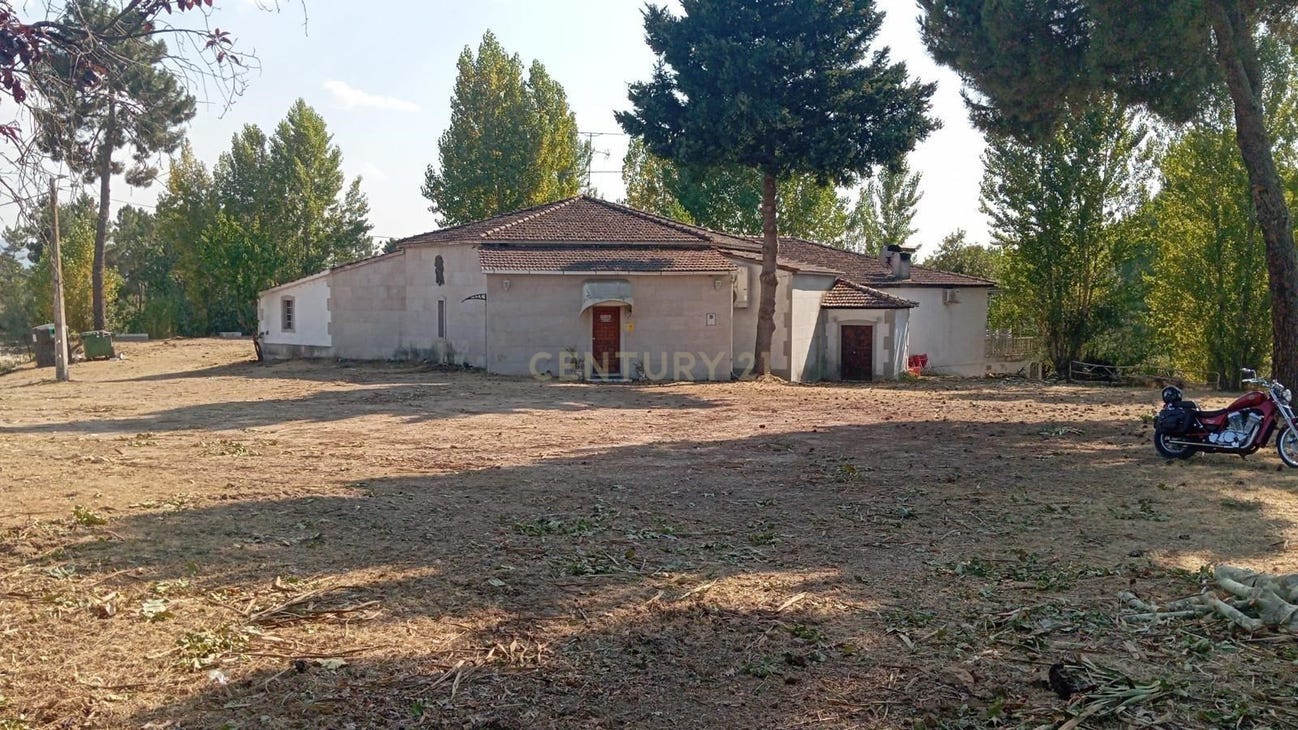 180m² Commercial property in Vila Verde da Raia, Portugal No. 310434