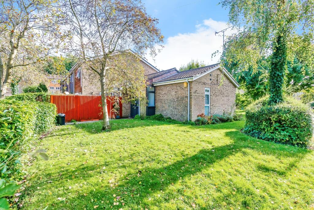 2 bedrooms Bungalow in Croydon, United Kingdom No. 8116