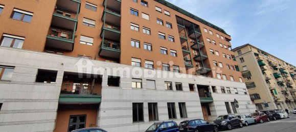 2 bedrooms Apartment in Turin, Italy No. 264436 3