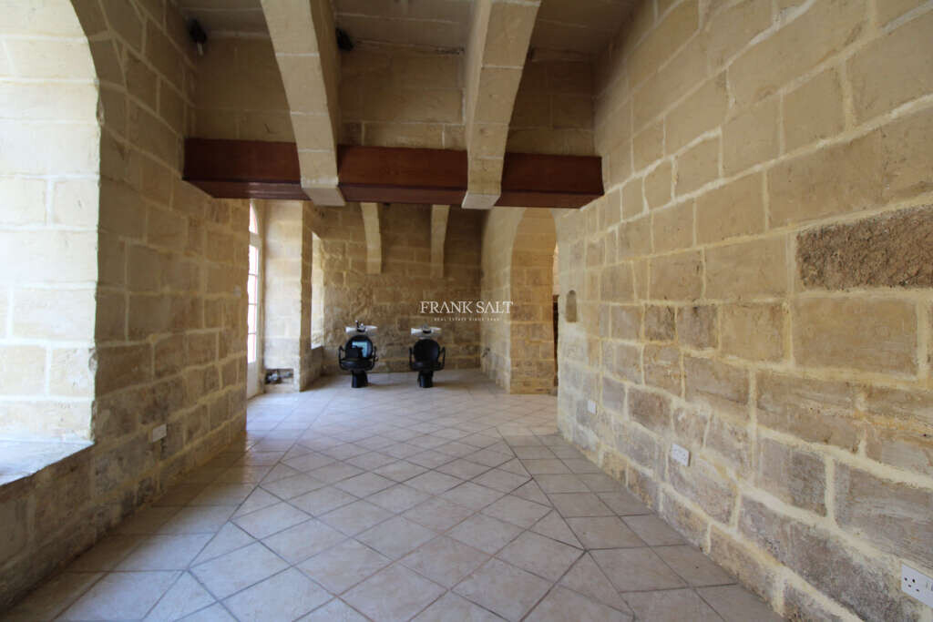  Shop in Mosta, Malta No. 13125