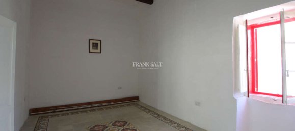  Shop in Mosta, Malta No. 13125 3