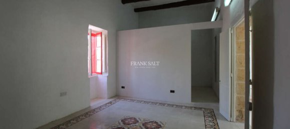  Shop in Mosta, Malta No. 13125 2