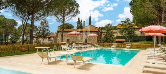  Castillos de 16 dormitorios en Tuoro sul Trasimeno, Italy No. 52725 2