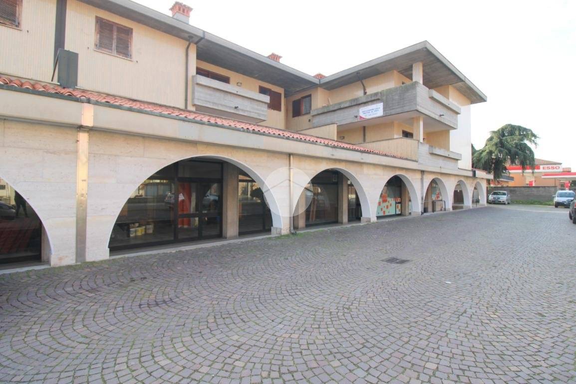 1 room Commercial property in Castrezzato, Italy No. 176235