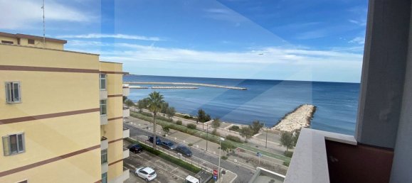 Apartamento de 3 habitaciónes en Bari, Italy No. 17770 2