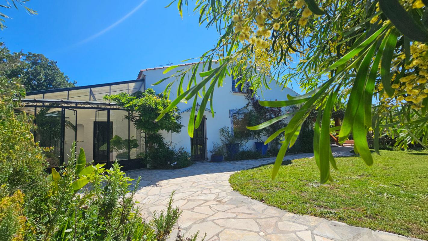 4 bedrooms Castles in Frejus, France No. 298789