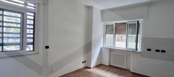 3-salle Appartement à Bari, Italy No. 20608 19