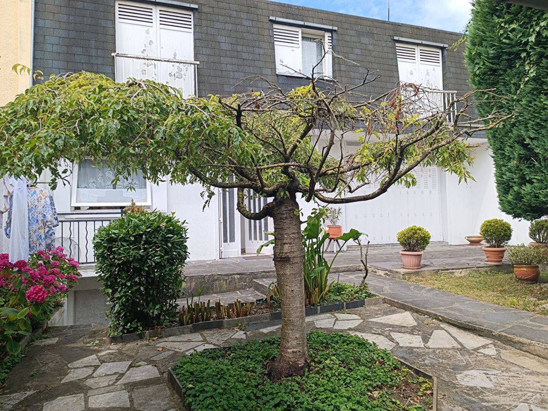 Casa de 2 dormitorios en Bobigny, France No. 172295