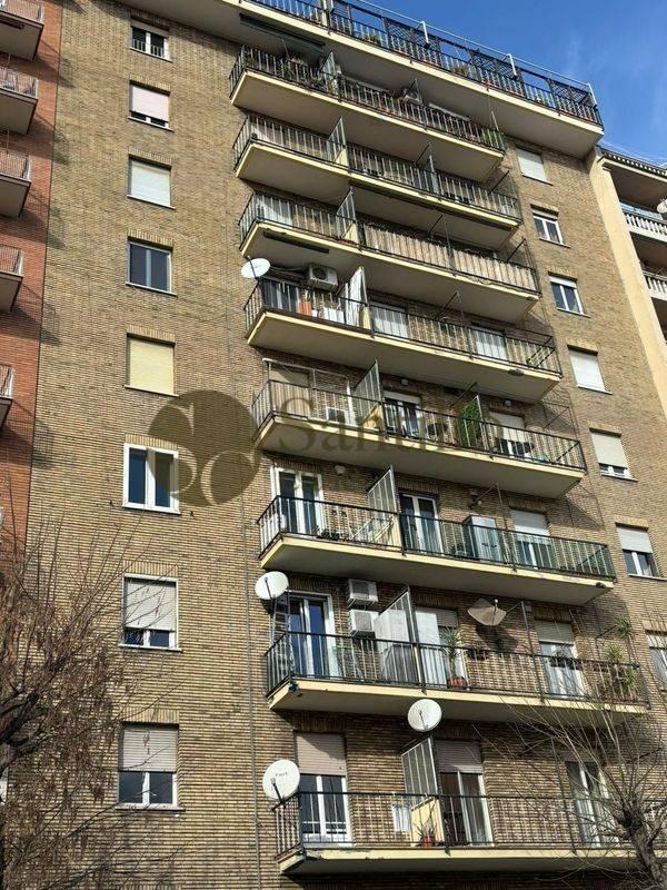 4 rooms Apartment in Rome, Italy No. 39861