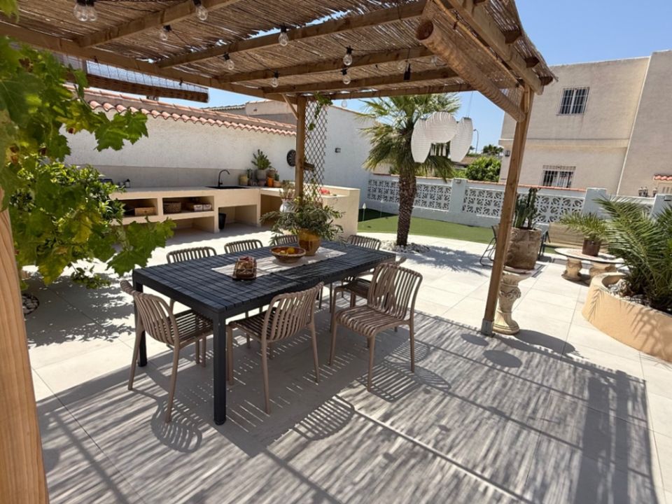 Villa de 3 dormitorios en Torrevieja, Spain No. 183522