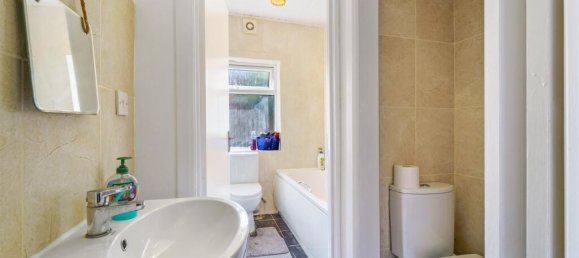 3 bedrooms Commercial property in Feltham, United Kingdom No. 9800 8