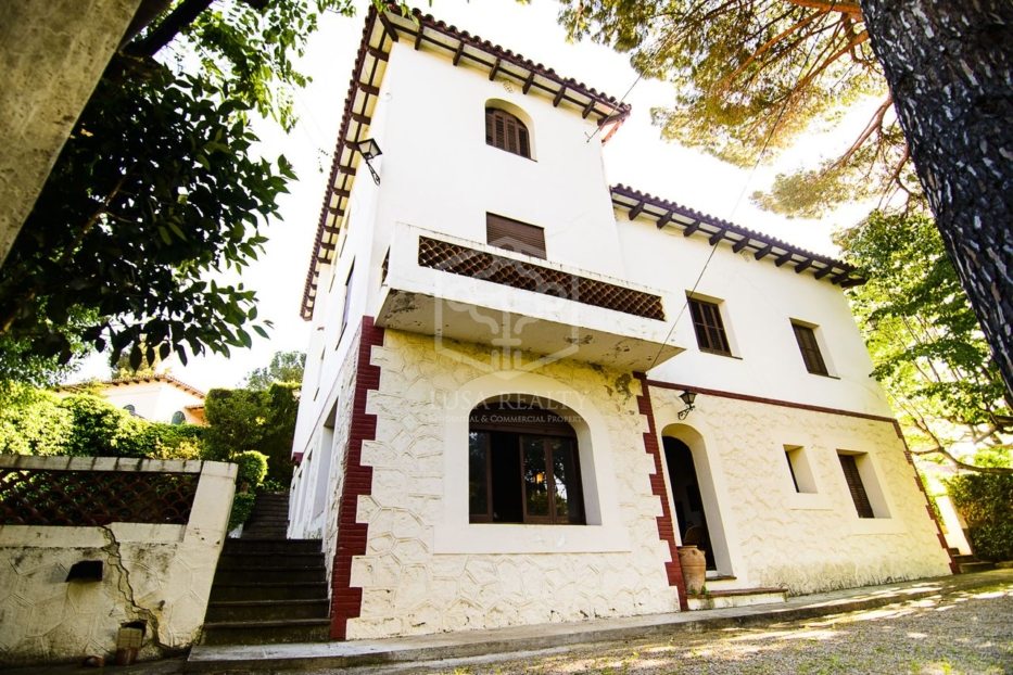 13 bedrooms Commercial property in Barcelona, Spain No. 7450