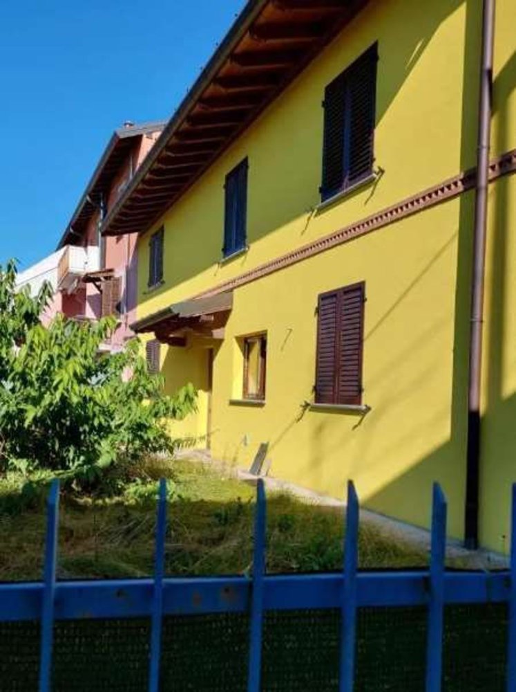 Casa de 8 habitaciónes en Binago, Italy No. 3903