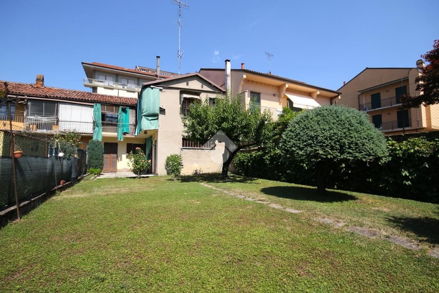 4 rooms House in Alba, Italy No. 277852