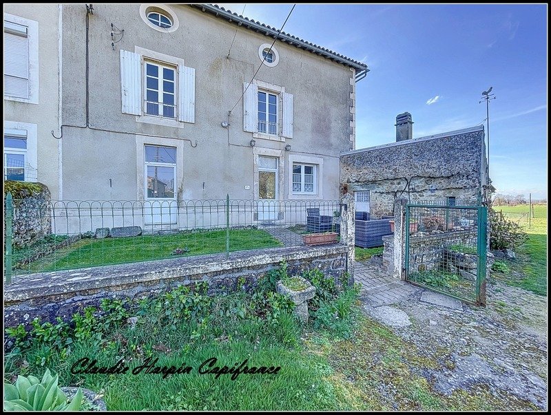Casa de 4 dormitorios en Pompaire, France No. 102966