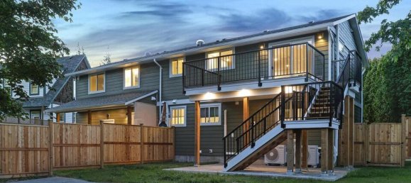 5 bedrooms House in British Columbia, Canada No. 1075 2