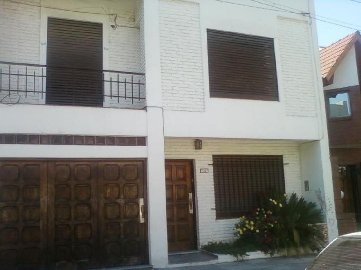 Дом с 4 спальнями в Морон, Аргентина № 5147