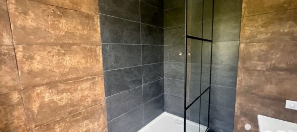 3 bedrooms House in Plailly, France No. 263393 2