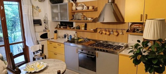 6 rooms House in Carrara, Italy No. 48099 4