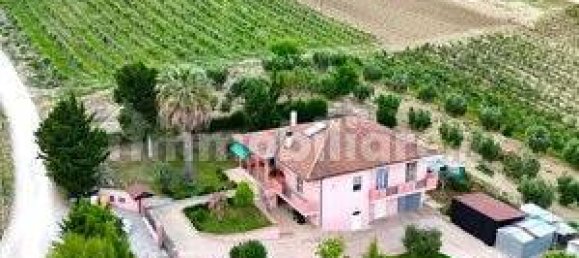 3 bedrooms Villa in Morro d'Oro, Italy No. 345329 2