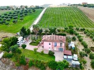 3 bedrooms Villa in Morro d'Oro, Italy No. 345329