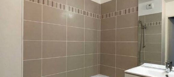 2 chambres Appartement à Vénissieux, France No. 286946 2