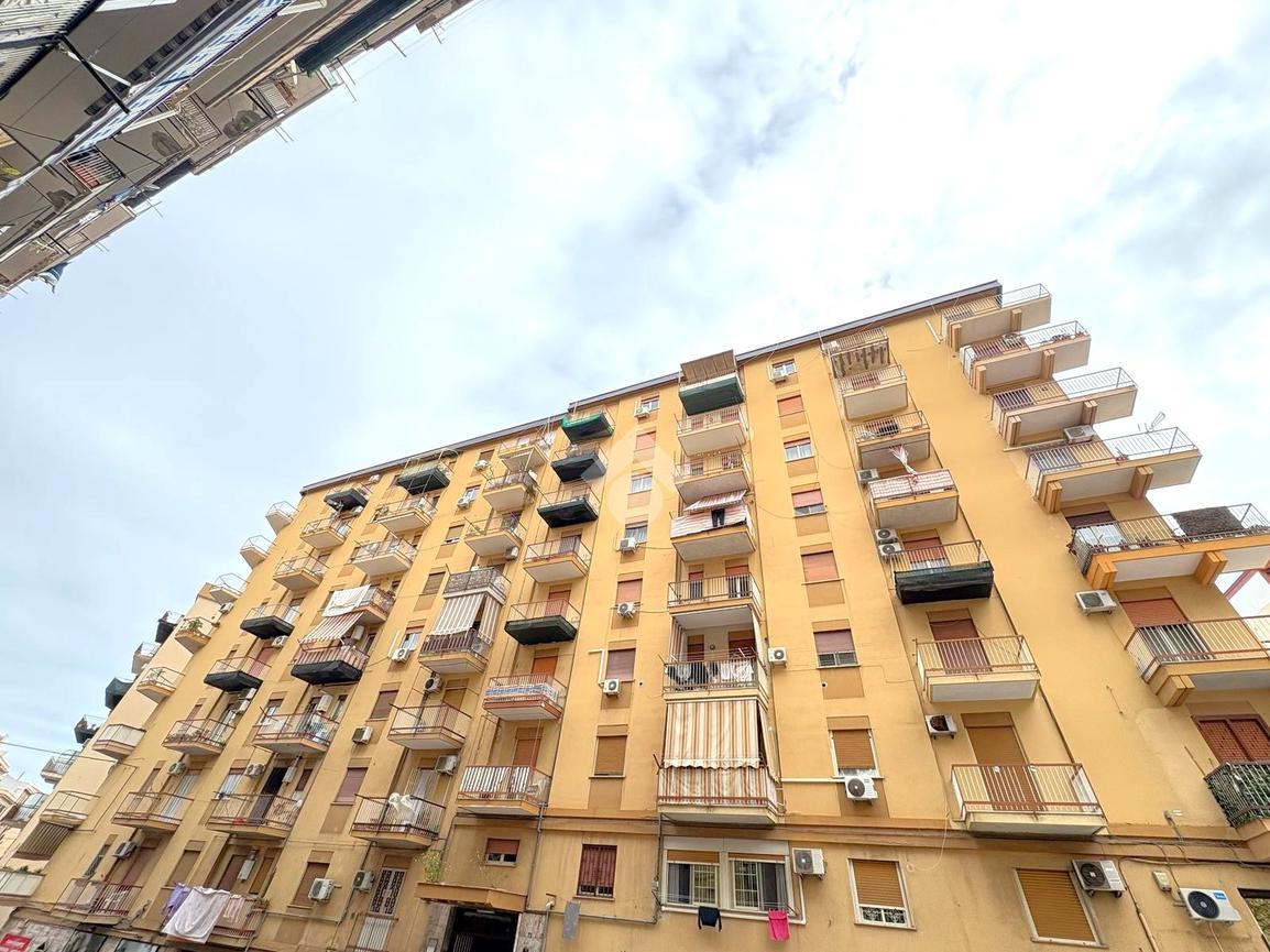 Квартира с 3 комнатами в Палермо, Италия № 2254