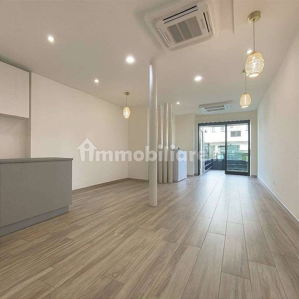 1 room Commercial property in Como, Italy No. 305973