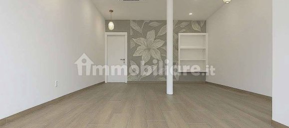 1 room Commercial property in Como, Italy No. 305973 2
