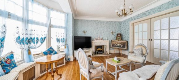 6 bedrooms House in Whetstone, United Kingdom No. 6670 3