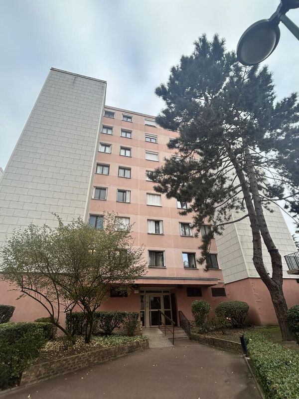 3 bedrooms Apartment in Neuilly-Plaisance, France No. 149272