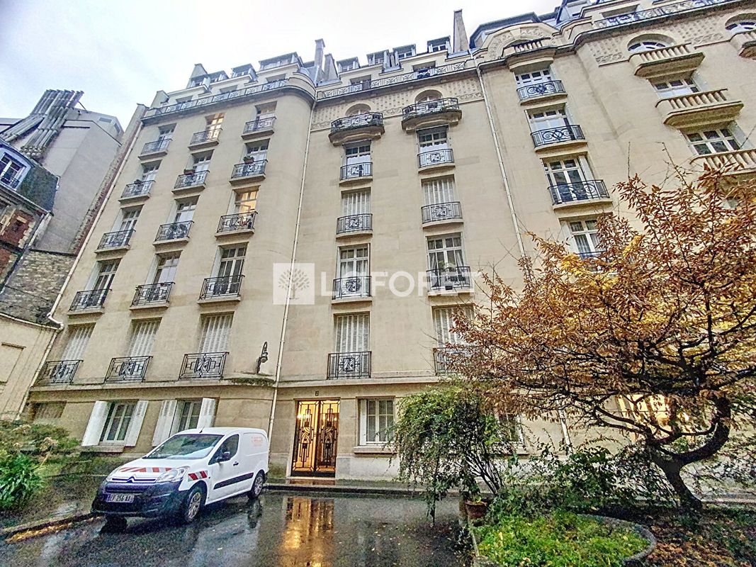 1 bedroom Apartment in Paris, France No. 135031