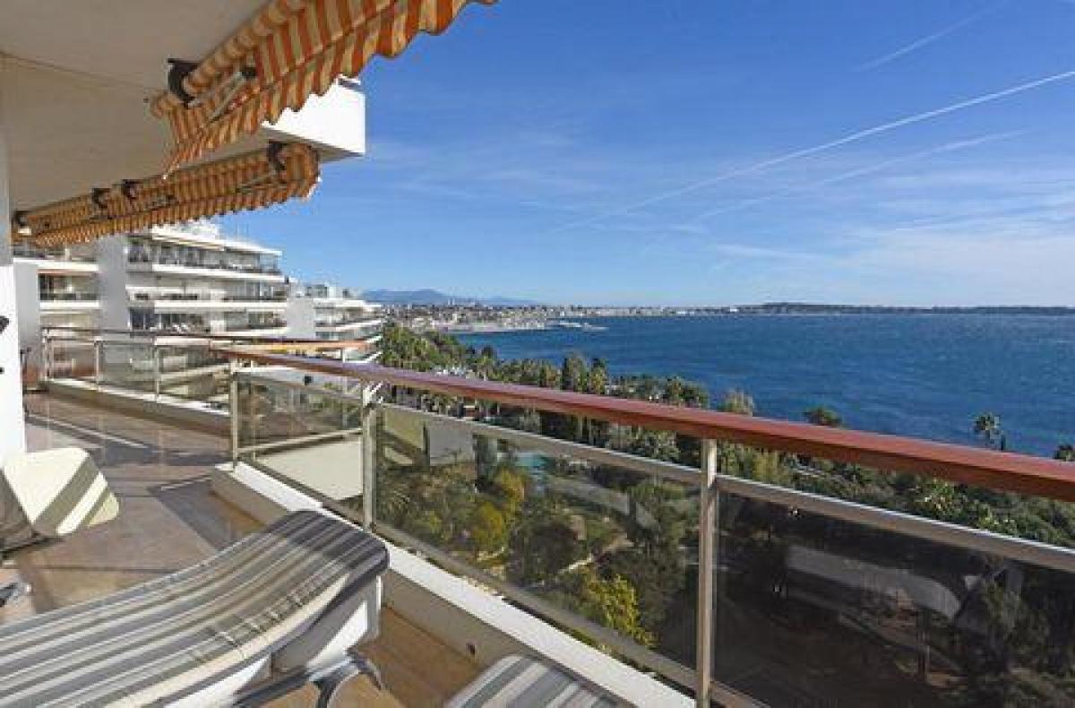 2 bedrooms Condo in Vallauris, France No. 3487