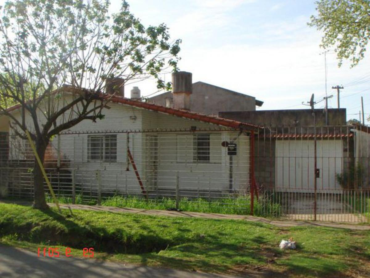 2 bedrooms House in Berazategui, Argentina No. 56383