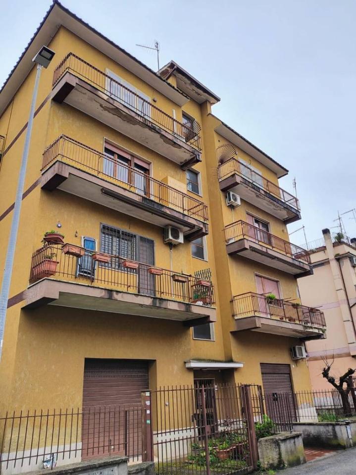 4 rooms Apartment in Rome, Italy No. 40495